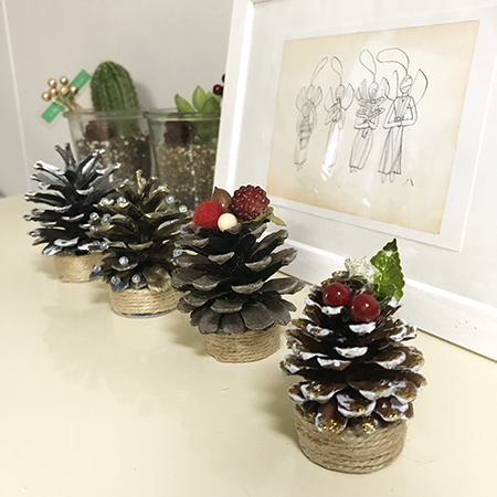 小学生向きの簡単工作 松ぼっくりで作るミニクリスマスツリー こだわらない暮らし